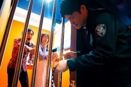 檻の中と外で展開するリアル脱出ゲーム体験シーン