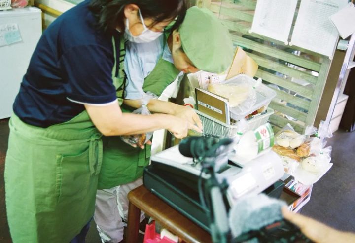 福祉作業所の販売コーナーでのパン販売風景