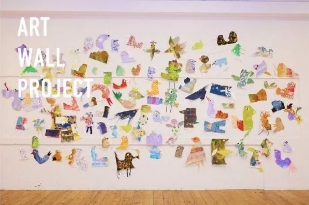 ART WALL PROJECTの壁面いっぱいに並ぶ色鮮やかな作品群