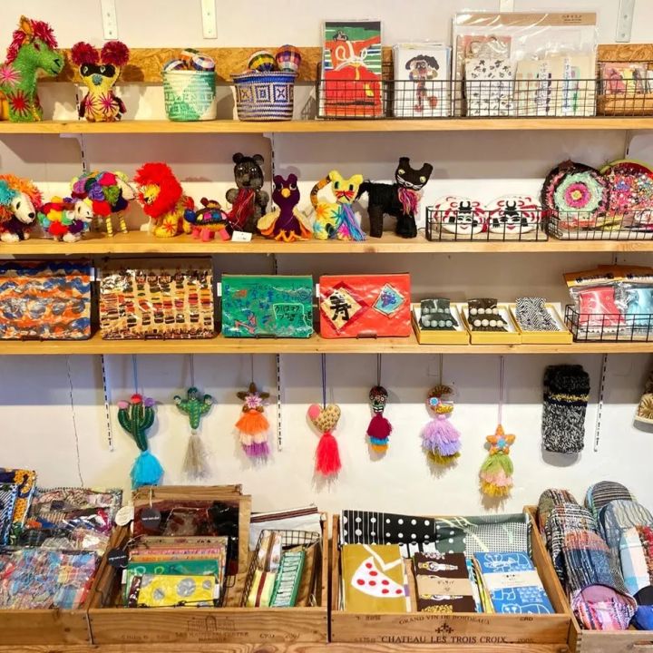 福祉施設発の雑貨が並ぶカラフルな売り場イメージ