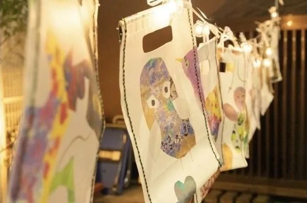 手描きランタンが並ぶコミュニティアートの展示風景