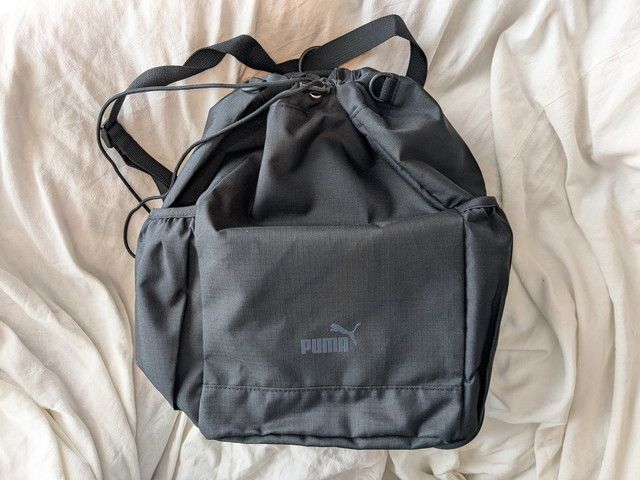 フロントポケット付きのPUMAロゴ入りバッグ正面