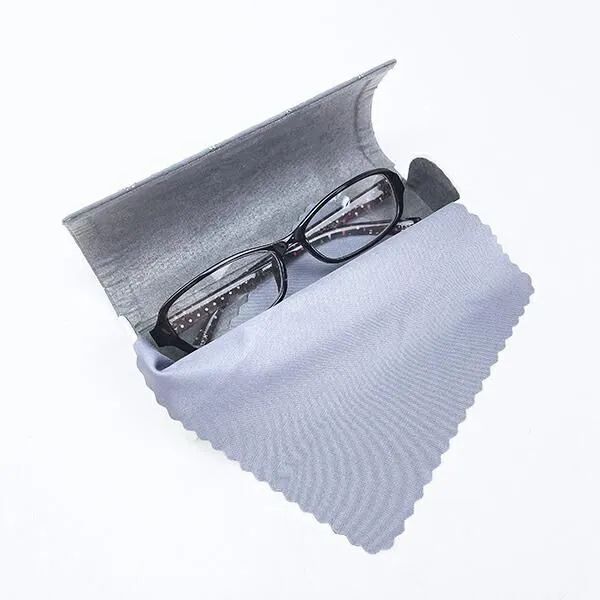 メガネ収納と付属クロスの実用イメージ