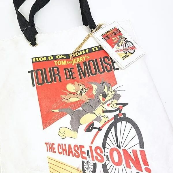 トートバッグにパスケースを取り付けた使用イメージ