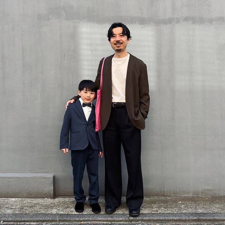【卒園式コーデの選び方】パパは襟無しアイテムを選んでリラックスした雰囲気に。ママとアースカラーをリンク