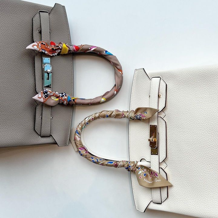 スカーフが巻かれた2色のバーキン