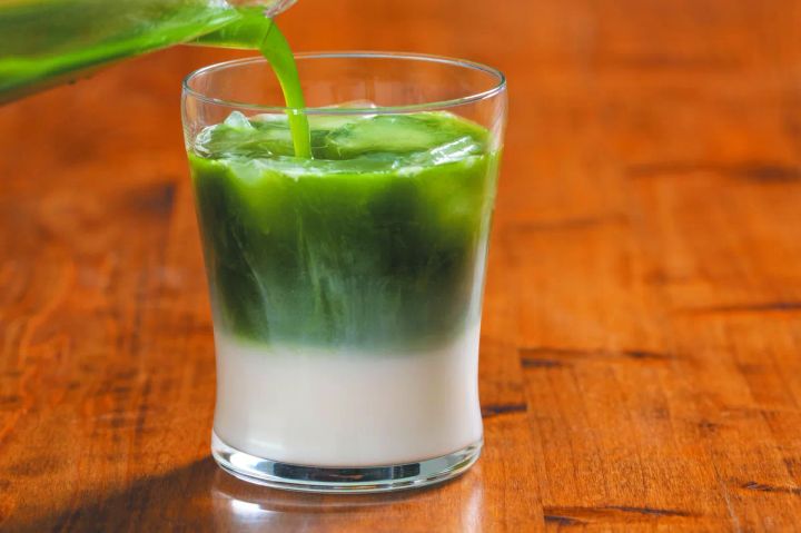 桑粉ラテを注いで二層に仕上げたグラスドリンク