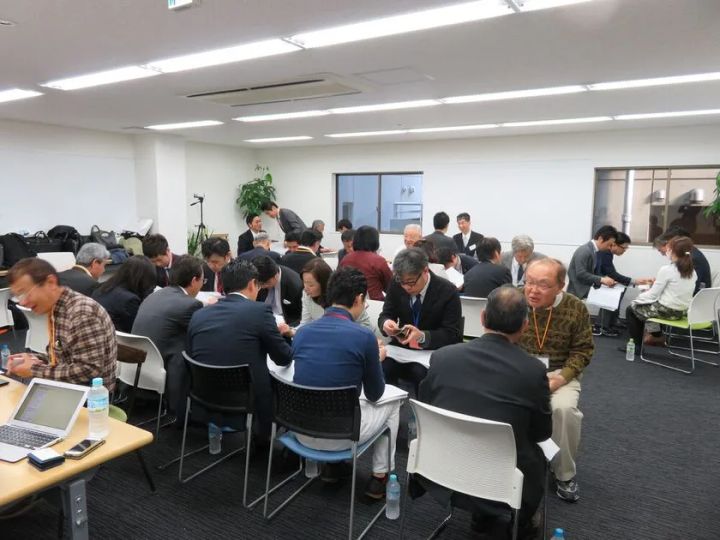 経営者層がグループで議論するアライアンスイベント会場の様子