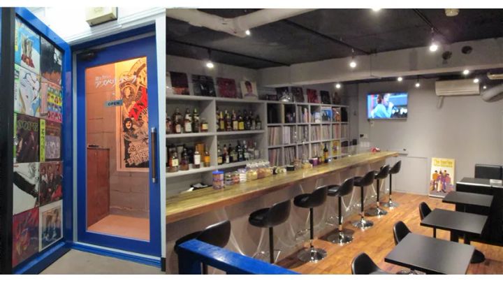 アズベリーパークの店舗入口と店内カウンター