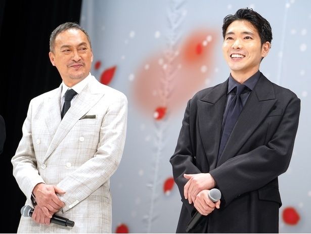 【写真を見る】『木挽町のあだ討ち』完成披露舞台挨拶で柄本佑と渡辺謙らが楽しい雰囲気でクロストーク 取材・撮影/タナカシノブ