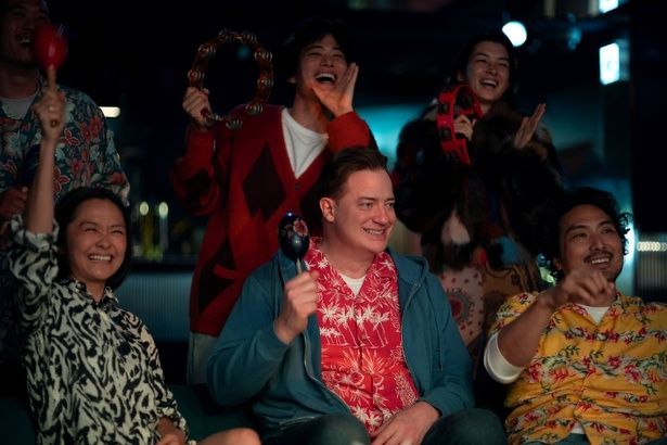 【写真を見る】平岳大、山本真理らが演じるレンタルファミリー社の面々を捉えた場面写真が続々解禁！ [c]2025 Searchlight Pictures. All Rights Reserved.