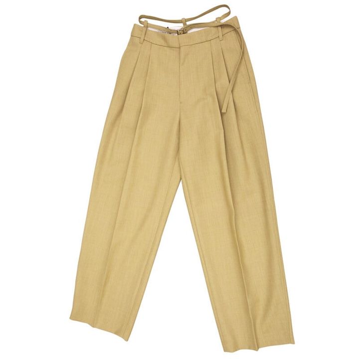 細ベルトをアレンジしたワイドパンツ（₩268,000）は短丈トップスと好相性。