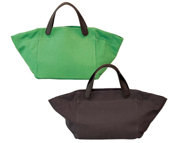 日常使いしやすいシンプルな舟形バッグ（₩148,000）。