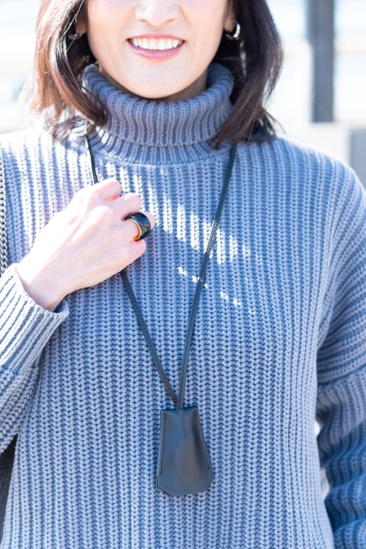 50代６日間コーデ_デニム編「DAY2」_黒小物