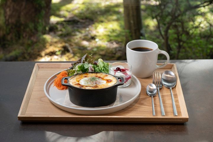 新発田牛の酒粕キーマカレードリア半熟卵のせ（選べるドリンク＆ミニドルチェセット）1900円。単品は1400円