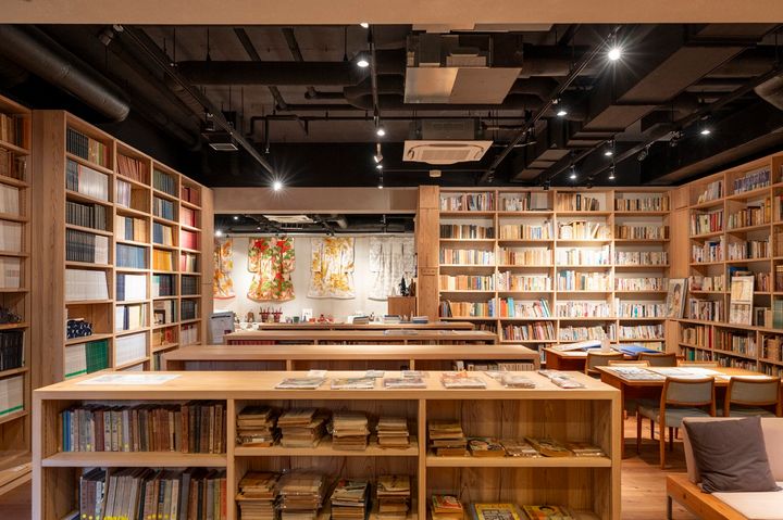 壁一面に書籍が並ぶ文献資料室