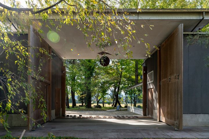 向こうに広がる田んぼでは、社員が酒米を育てている