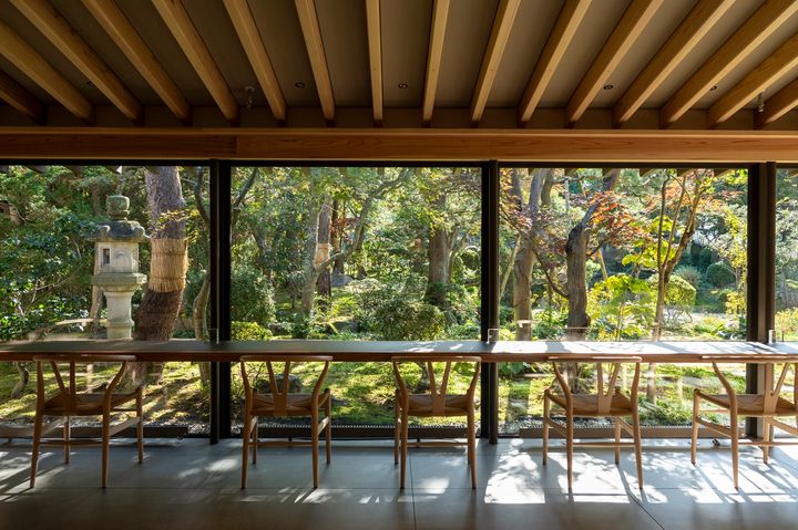 四季折々の庭園を眺めながら食事ができる