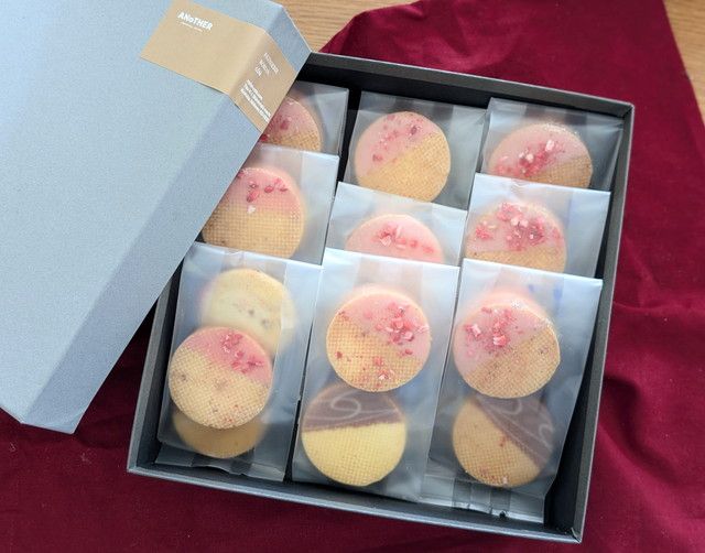 ロリアンコティ フレーズ・塩キャラメル2種サブレ詰合せ 箱を開けた様子