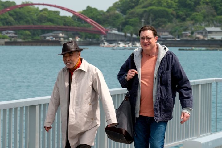 映画『レンタル・ファミリー』より大御所俳優・長谷川喜久雄（柄本明）とフィリップ（ブレンダン・フレイザー）