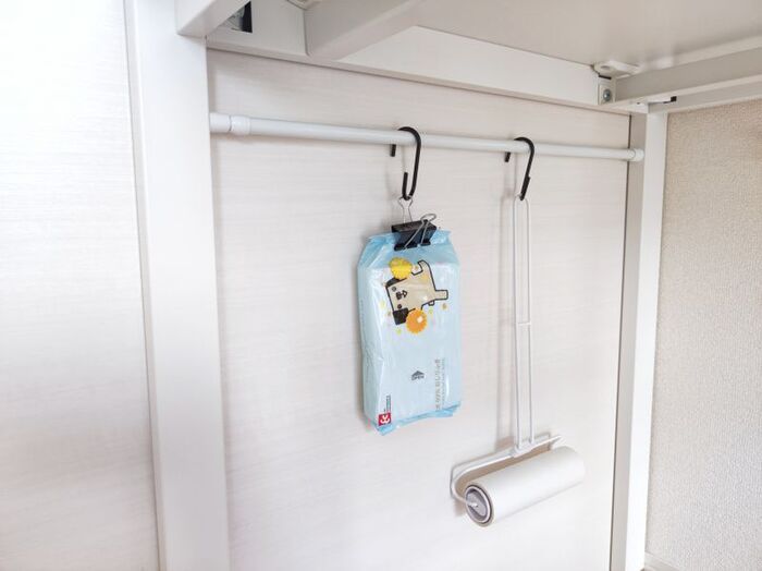 突っ張り棒は「2本使い」が大正解でした！見えないところで活躍→リビングが驚くほどスッキリ～♡