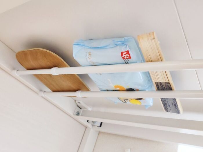 突っ張り棒は「2本使い」が大正解でした！見えないところで活躍→リビングが驚くほどスッキリ～♡