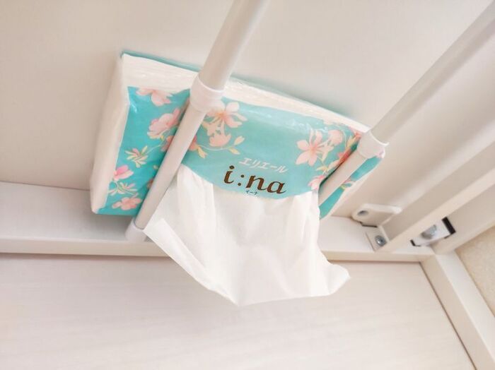 突っ張り棒は「2本使い」が大正解でした！見えないところで活躍→リビングが驚くほどスッキリ～♡