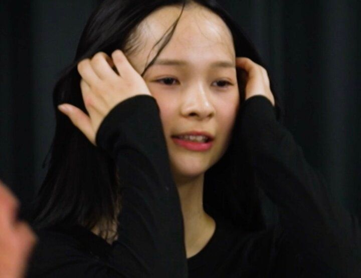 【写真・画像】「何等身？」「体のラインが綺麗」18歳のバイリンガル候補者、美しすぎる顔立ちと抜群のスタイルに衝撃 1枚目