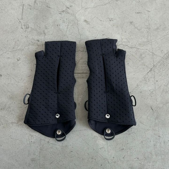 手の甲サイドには、過去のコレクションで使用された生地の端材が再利用されている。