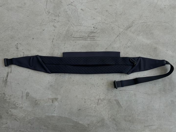 ボディバッグの一部にも、グローブと同じ生地の端材が再利用されている。Breath Body Bag ¥25,300／KALLYU（コユー）