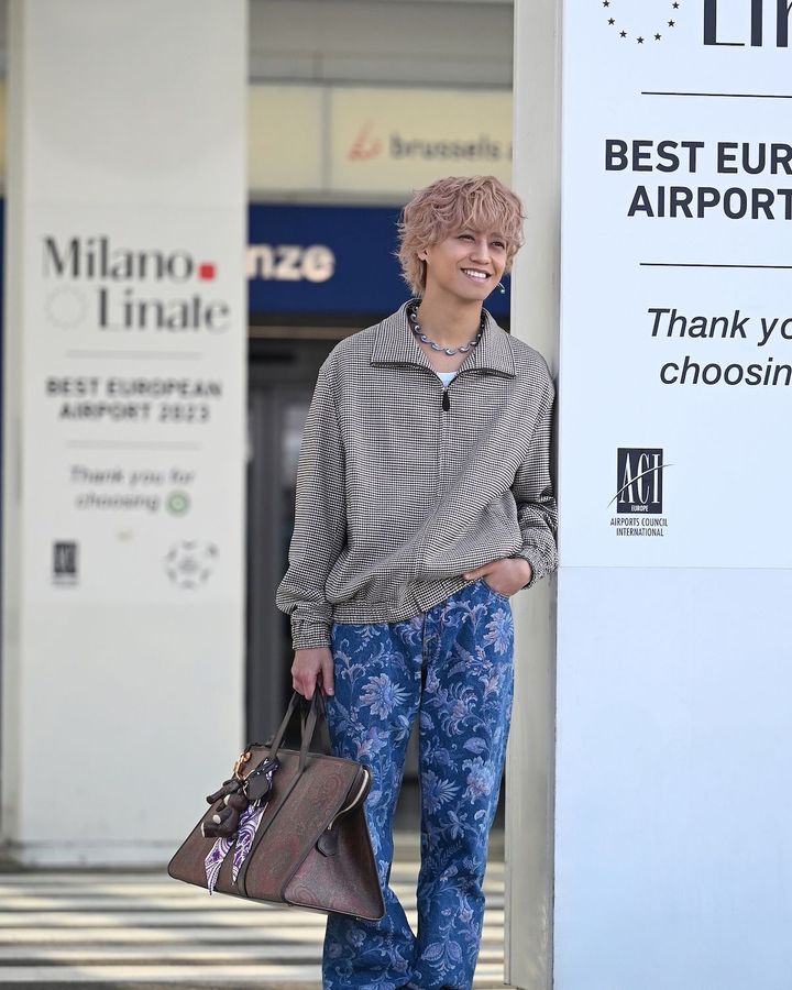 スタンドカラージャケット¥308,000 デニム ¥258,500 ピアス ¥71,500 ネックレス¥137,500 バッグ ¥128,700 「ペイズリーナ」 ¥31,900 「アルニカ ペガソチャーム」¥77,000 「アルニカ ベアチャーム」 ¥66,000 スニーカー ¥115,500／ETRO