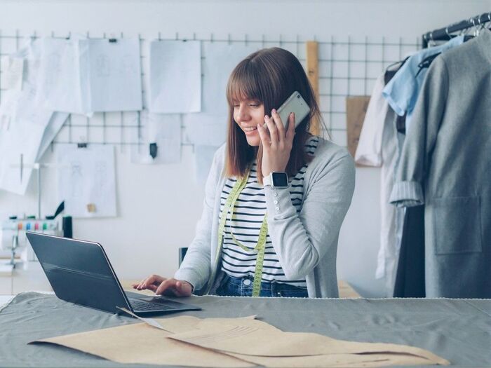 英語で「締め切りを守る」なんて言う？ビジネスシーンでも役立ちます【英語クイズ】