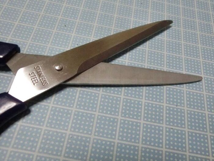 ガムテープでベトベトになった『ハサミ』を一瞬で切れ味抜群によみがえらせる方法！