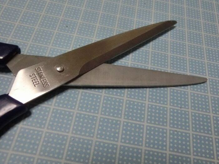 ガムテープでベトベトになった『ハサミ』を一瞬で切れ味抜群によみがえらせる方法！