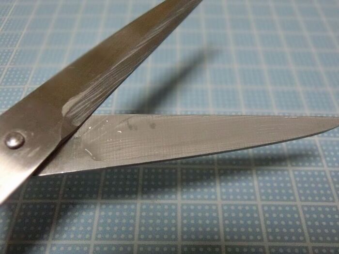 ガムテープでベトベトになった『ハサミ』を一瞬で切れ味抜群によみがえらせる方法！