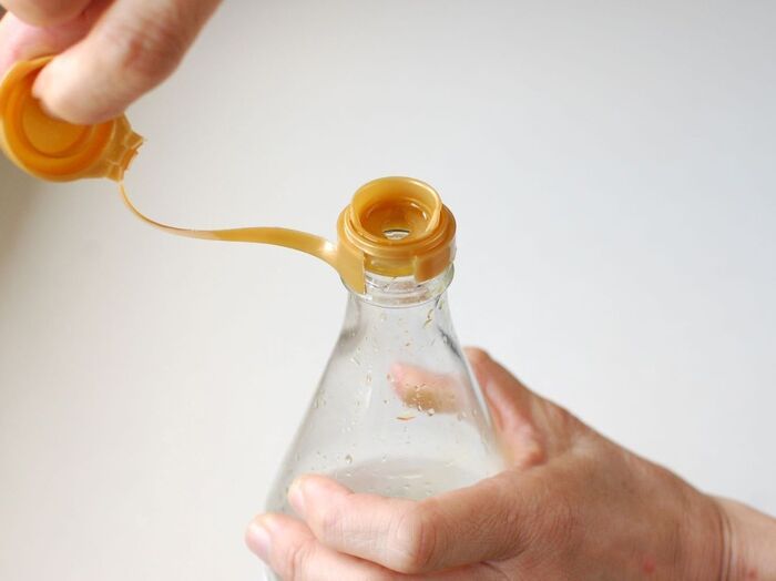 固くて外れない『めんつゆキャップ』を素手でラクに外す簡単ワザ【やってみた】