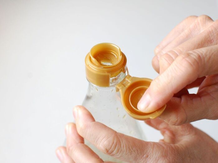 固くて外れない『めんつゆキャップ』を素手でラクに外す簡単ワザ【やってみた】