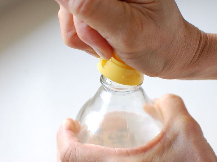 固くて外れない『めんつゆキャップ』を素手でラクに外す簡単ワザ【やってみた】