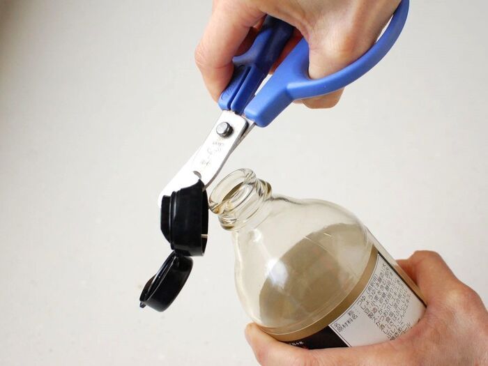 固くて外れない『めんつゆキャップ』を素手でラクに外す簡単ワザ【やってみた】