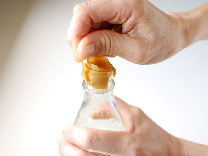 固くて外れない『めんつゆキャップ』を素手でラクに外す簡単ワザ【やってみた】