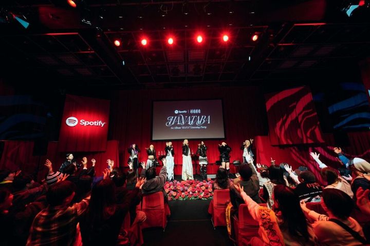 HANA＋ファン80人で円陣をする様子