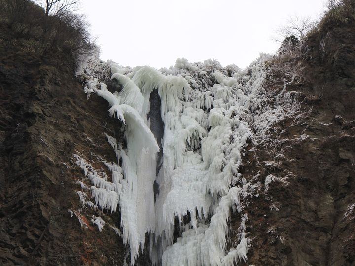 All About ニュース編集部は、全国10～60代の男女250人を対象に「滝」に関する独自のアンケート調査を実施。冬に行きたい「熊本県の滝」で1位に選ばれたのは？