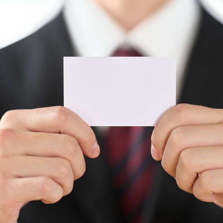 名刺を持つ人