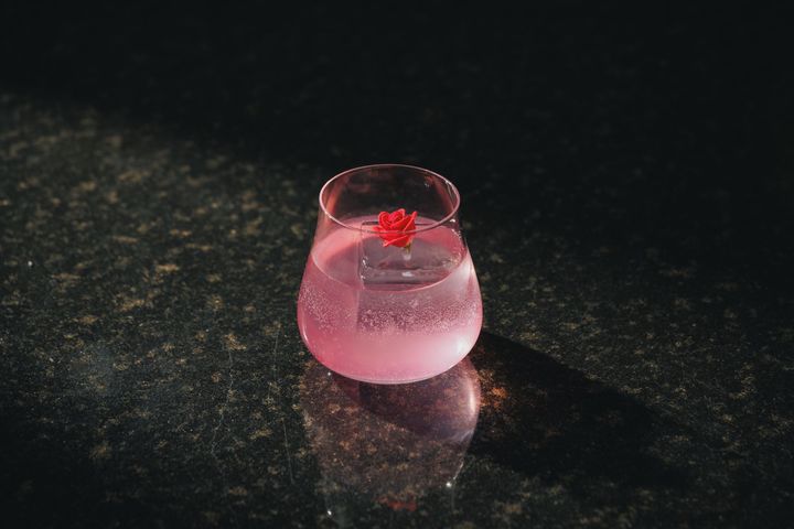 シグネチャーカクテル「ロゼ マドモアゼル 」2,000 円（税込）