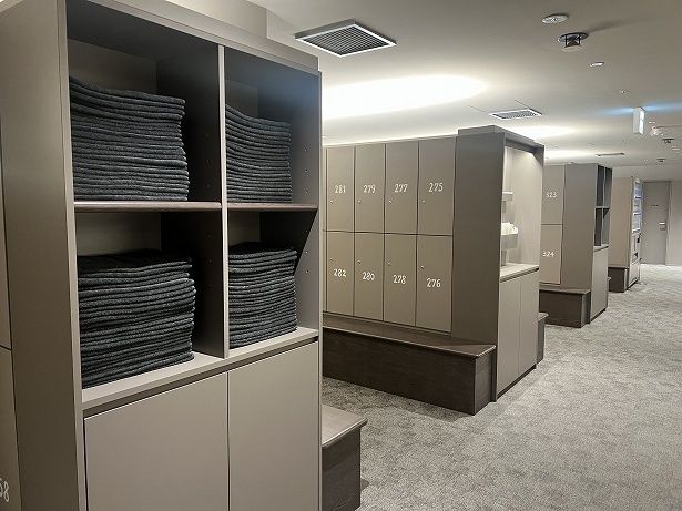 男性側の脱衣所は女性側よりかなり広い