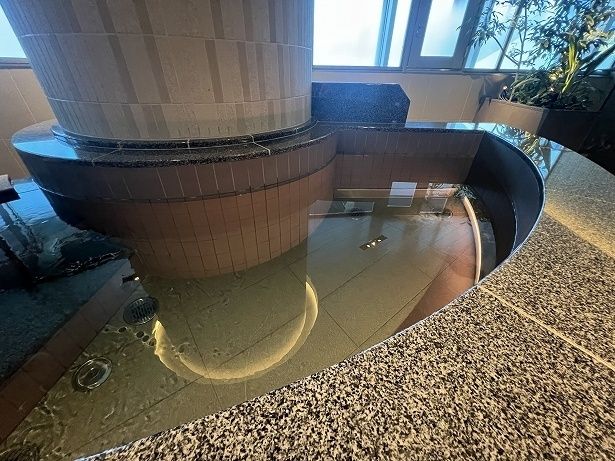 浴室の中央に位置する水風呂