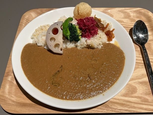 白トリュフの香りが食欲をそそる「白トリュフ香るオーツミルクと茸のカレー」(1480円)