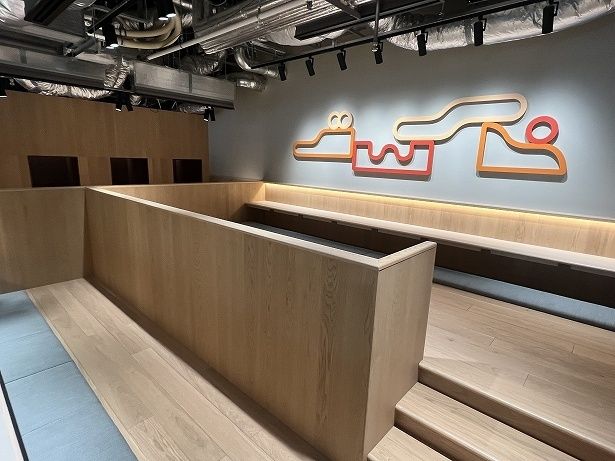 エントランス近くにコワーキングスペースがある