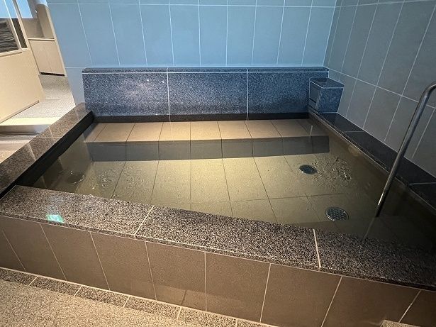 浴室に入ってすぐのところに温かいお風呂がある