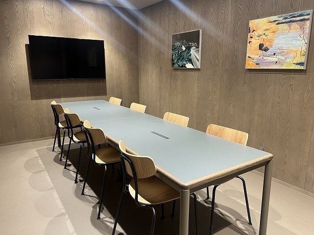 「NAP」の横には会議室もある